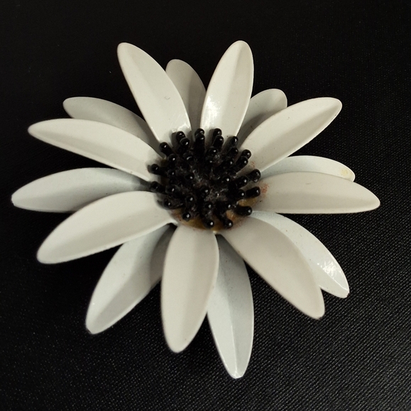 Vintage Lazy Susan white/ black daisy brooch - Picture 1 of 5